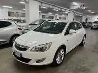 Usata Opel Astra Cosmo 140 CV (102 kW) 2010 Bianco Berlina