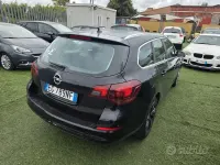 Usata Opel Astra 130 CV (95 kW) 2012 Nero Station wagon