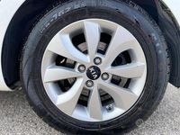 Usado Kia Rio 85 CV (62 kW) 2017 Blanco Berlina