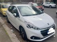 Gebraucht Peugeot 208 Allure 82 PS (60 kW) 2017 Weiß Kleinwagen