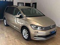 Käytetty VW Touran Highline 116 HP (85 kW) 2018 Ruskea Tila-auto