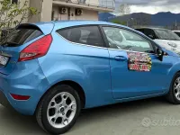 Usata Ford Fiesta 70 CV (51 kW) 2012 Blu Berlina