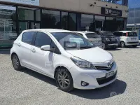 Usata Toyota Yaris Lounge 90 CV (66 kW) 2014 Bianco Utilitaria