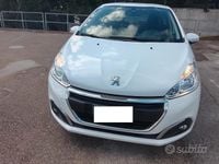 Begagnad Peugeot 208 Allure 75 HK (55 kW) 2018 Vit Halvkombi