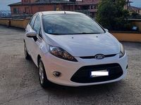 Usata Ford Fiesta 70 CV (51 kW) 2012 Bianco Utilitaria