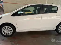Usata Toyota Yaris Lounge 69 CV (50 kW) 2015 Bianco Utilitaria