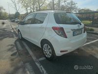 Usata Toyota Yaris 90 CV (66 kW) 2013 Bianco Utilitaria