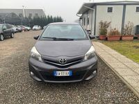 Usata Toyota Yaris Lounge 69 CV (50 kW) 2014 Grigio scuro Utilitaria