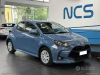 Begagnad Toyota Yaris Hybrid Business Edition 92 HK (67 kW) 2021 Blå Sedan