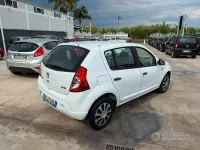 Usata Dacia Sandero Lauréate 72 CV (52 kW) 2009 Bianco Berlina