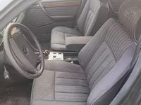 Usata Mercedes E200 122 CV (89 kW) 1990 Nero Berlina