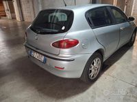 Usata Alfa Romeo 147 Distinctive 116 CV (85 kW) 2000 Grigio Utilitaria