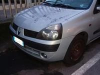Usado Renault Clio II 58 CV (42 kW) 2002 Gris Berlina