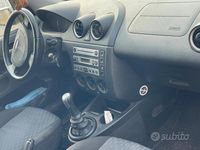 Usata Ford Fiesta 73 CV (53 kW) 2004 Grigio Utilitaria