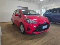Usata Toyota Yaris Hybrid Active 73 CV (53 kW) 2018 Rosso Berlina