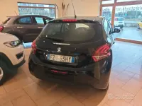 Usata Peugeot 208 Active 102 CV (75 kW) 2019 Nero Utilitaria