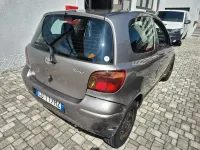 Usata Toyota Yaris 65 CV (47 kW) 2003 Argento Berlina