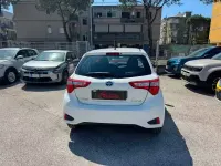 Usata Toyota Yaris Hybrid Business Edition 73 CV (53 kW) 2019 Bianco Berlina