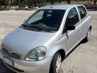 Usata Toyota Yaris 68 CV (50 kW) 2003 Argento Berlina