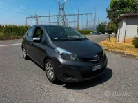 Usata Toyota Yaris Lounge 69 CV (50 kW) 2012 Grigio Utilitaria