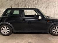Begagnad Mini ONE 90 HK (66 kW) 2002 Svart Halvkombi