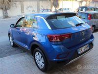 Usata VW T-Roc Life 110 CV (80 kW) 2022 Blu SUV
