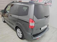 Usata Ford Tourneo Courier 95 CV (69 kW) 2018 Grigio Monovolume