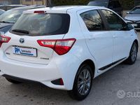 Usata Toyota Yaris Hybrid Cool 73 CV (53 kW) 2017 Bianco Berlina