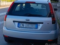 Usata Ford Fiesta 73 CV (53 kW) 2004 Grigio Utilitaria