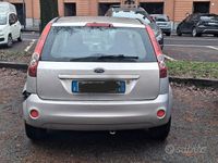 Usata Ford Fiesta 69 CV (50 kW) 2007 Grigio Utilitaria
