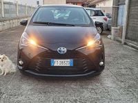Usata Toyota Yaris Hybrid Cool 73 CV (53 kW) 2019 Blu Berlina