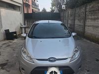 Usata Ford Fiesta 90 CV (66 kW) 2012 Grigio Berlina