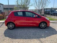 Usata Toyota Yaris Lounge 69 CV (50 kW) 2014 Rosso Utilitaria