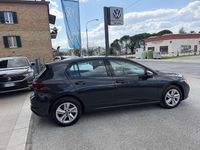 Usata VW Golf VIII Life 131 CV (96 kW) 2021 Grigio urano Berlina