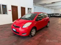 Usata Toyota Yaris Sol 69 CV (50 kW) 2009 Rosso Utilitaria