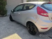 Usata Ford Fiesta 70 CV (51 kW) 2011 Grigio Berlina