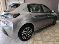 Usata Peugeot 208 Active 102 CV (75 kW) 2020 Grigio Utilitaria