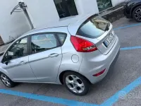 Usado Ford Fiesta 82 HP (60 kW) 2011 Cinzento Sedan