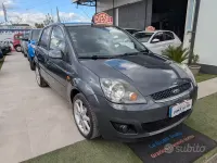 Usado Ford Fiesta 68 HP (50 kW) 2007 Cinzento Citadino