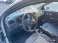 Usado VW Polo 60 CV (44 kW) 2012 Gris Utilitario