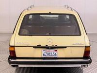 Usata Mercedes 300 90 CV (66 kW) 1979 Beige Station wagon