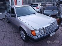 Usata Mercedes E200 135 CV (99 kW) 1993 Grigio Berlina