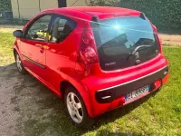 Usata Peugeot 107 Access 68 CV (50 kW) 2011 Rosso Utilitaria
