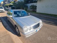 Usata Mercedes E200 Avantgarde 186 CV (136 kW) 1999 Grigio Berlina