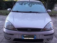 Begagnad Ford Focus Ghia 116 HK (85 kW) 2003 Grå Sedan