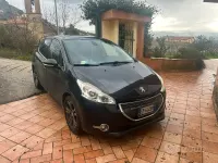 Usata Peugeot 208 Allure 68 CV (50 kW) 2012 Nero Utilitaria