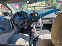 Usata Ford Fiesta 90 CV (66 kW) 2003 Grigio Utilitaria