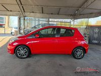 Usata Toyota Yaris Lounge 69 CV (50 kW) 2014 Rosso Utilitaria