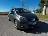 Usata Toyota Yaris Lounge 69 CV (50 kW) 2013 Grigio Utilitaria