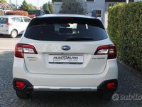 Usado Subaru Outback Premium 175 CV (128 kW) 2018 Blanco Familiar
